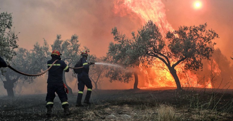 Μεγάλη φωτιά στον Όλυμπο πάνω από την Κρυόβρυση Καρυάς